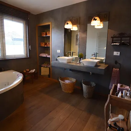 아파트 In Near Town Center *